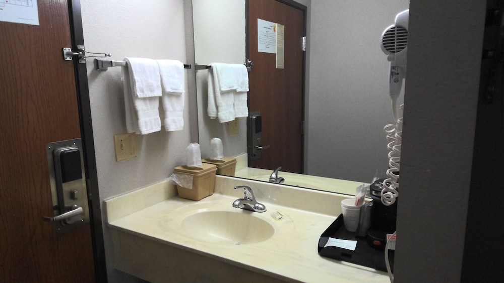 Super 8 by Wyndham Claremore OK - photo 16