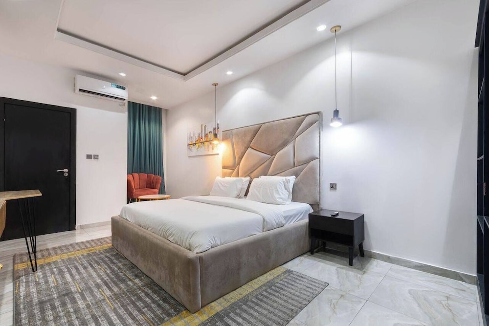 Eazym Shortlet Apartment — 4-Star Luxury Hotel in Abuja, Nigeria