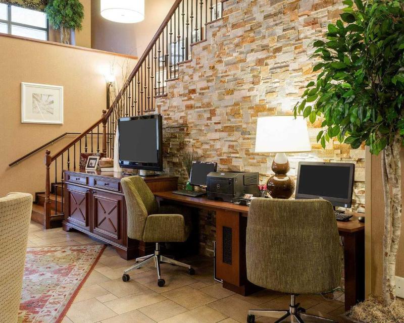 Russell Inn and Suites - photo 8