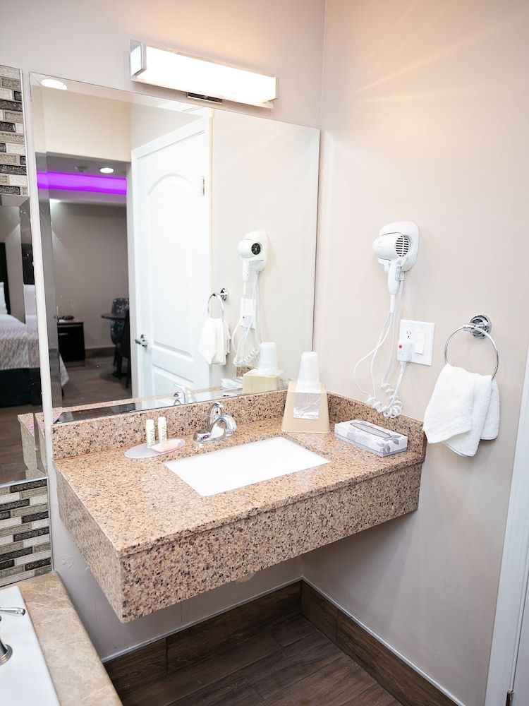 Diamond Bell Inn & Suites - photo 22