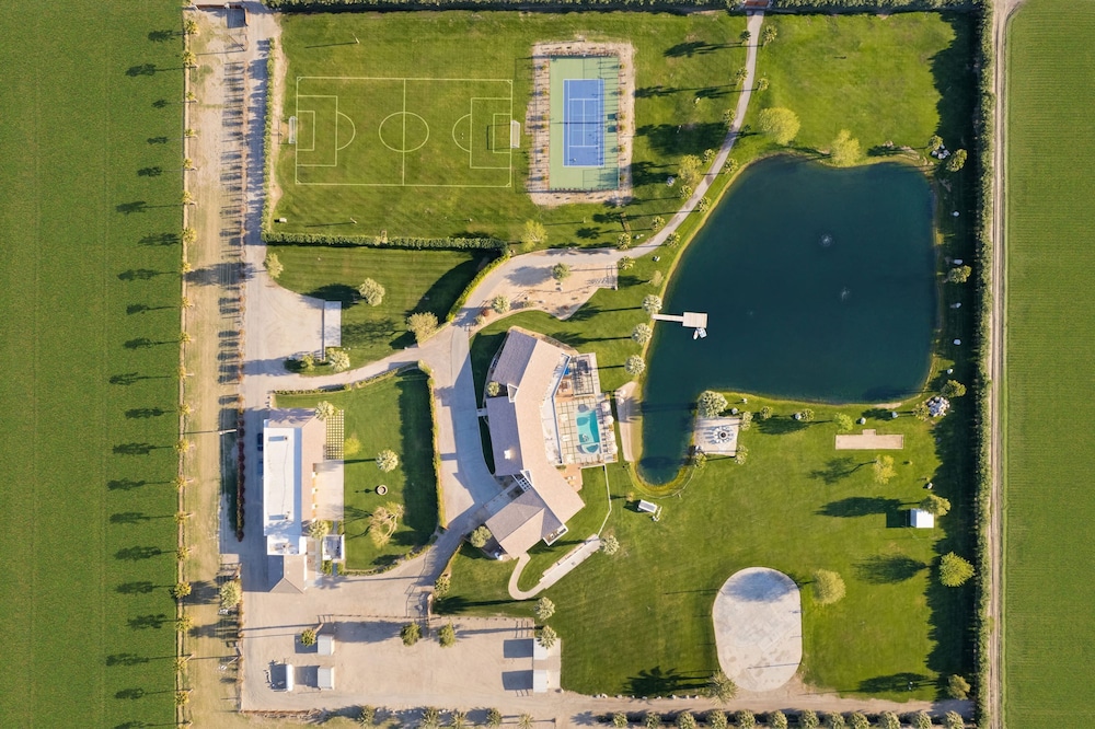 Buena Vista by Avantstay Massive Outdoor Oasis w Pool Spa & Firepit - photo 2