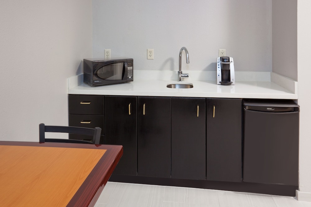 Holiday Inn Express Hotel & Suites Dickinson by IHG - photo 13