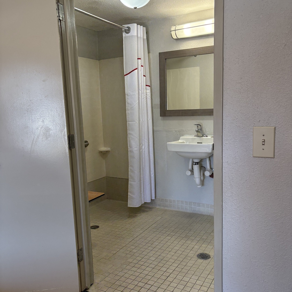Red Roof Inn Greensboro Airport - photo 22