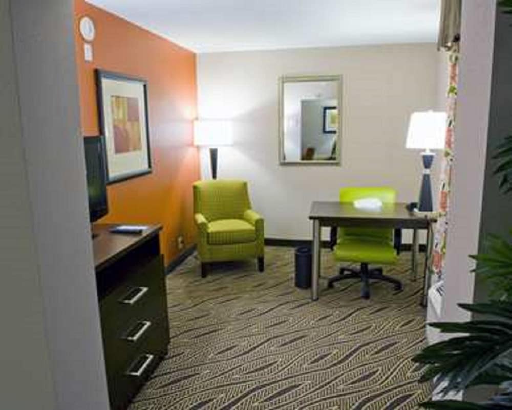 Hampton Inn Evansville Airport - photo 6