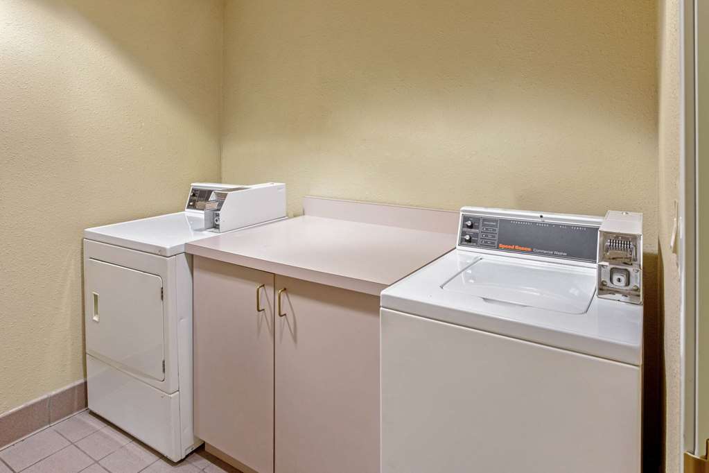 La Quinta Inn & Suites by Wyndham Appleton College Avenue - photo 27