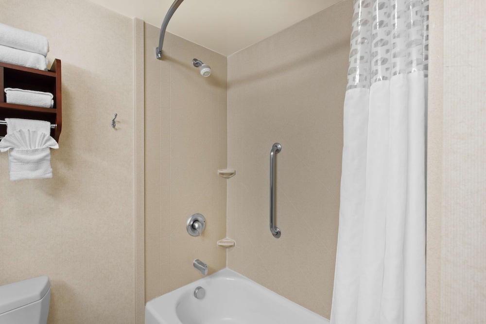 Hampton Inn & Suites Oakland Airport Alameda - photo 14