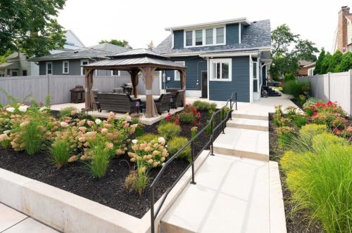 Rockford IL 2BD Upper Queen Bed Patio & Fast WiFi — 4-Star Luxury Hotel in Rockford, United States