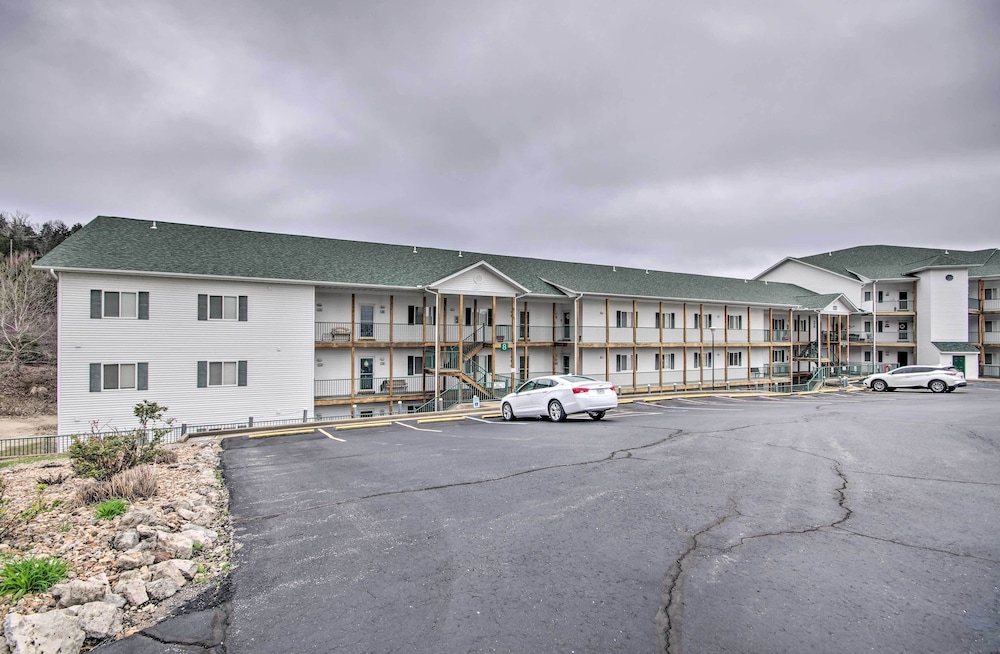 Spacious Lakefront Condo with Views in Camdenton — 4-Star Luxury Hotel in Camdenton, United States