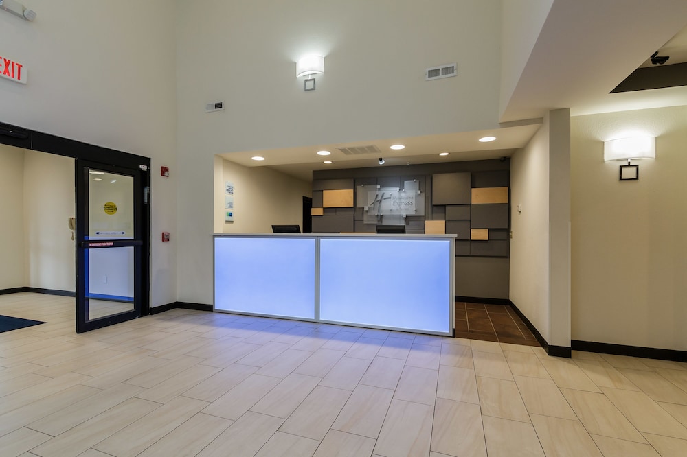 Holiday Inn Express Hotel & Suites South Bend by IHG - photo 2