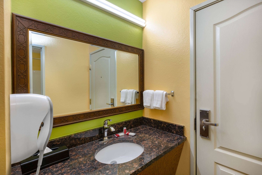 Super 8 by Wyndham Lake of the Ozarks - photo 21