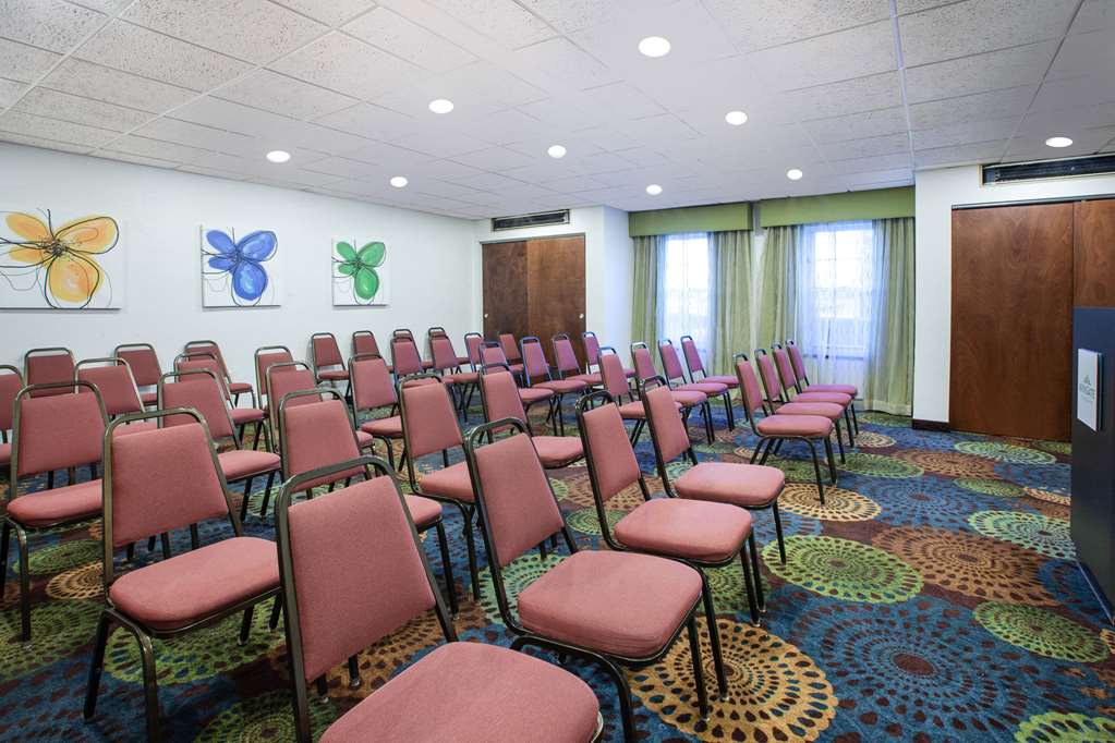 Wingate by Wyndham Roseville Detroit - photo 15