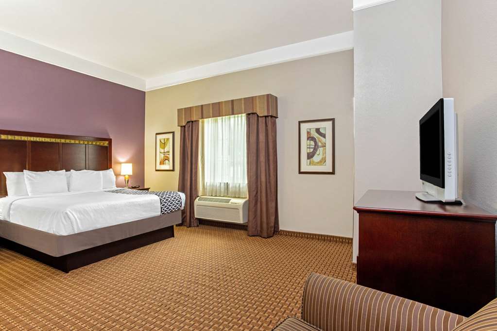La Quinta Inn & Suites by Wyndham Cleburne - photo 25