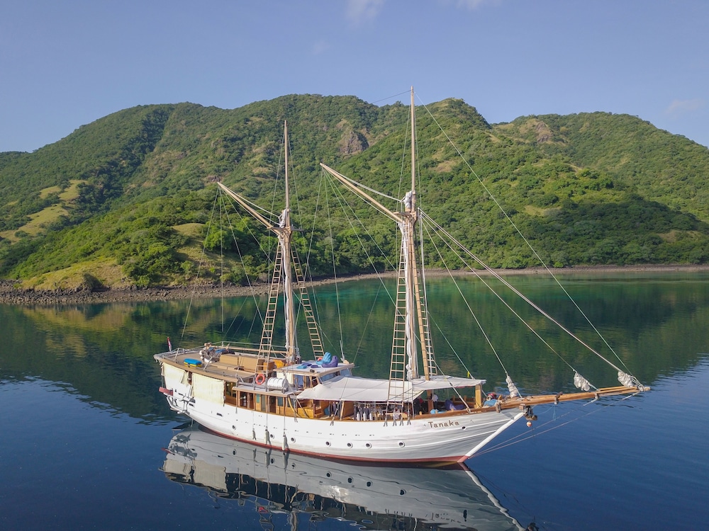 Tanaka Liveaboard Raja Ampat - last minute hotel in Labuan Bajo