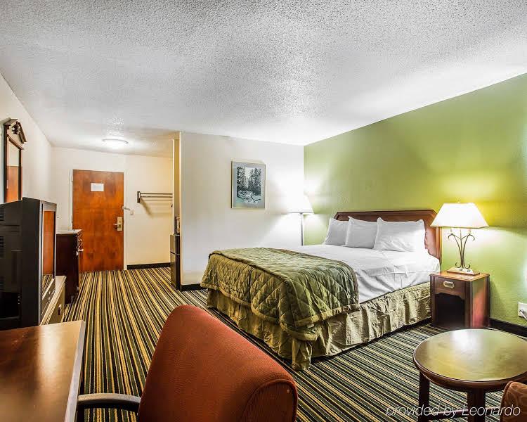 Claremont Inn & Suites - photo 14