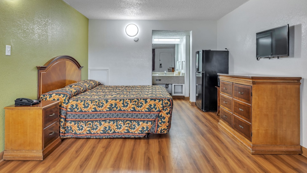 Studios and Suites 4 Less Emporia - photo 10