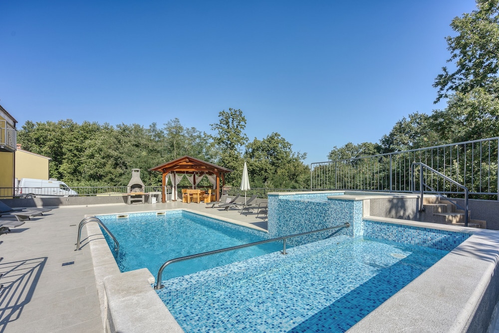 Pool House Klarina Happy Rentals — 4-Star Luxury Hotel in Pican, Croatia