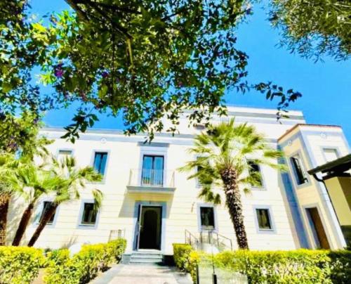 Luxury Apartment with balcony garden view — 4-Star Luxury Hotel in Pozzuoli, Italy