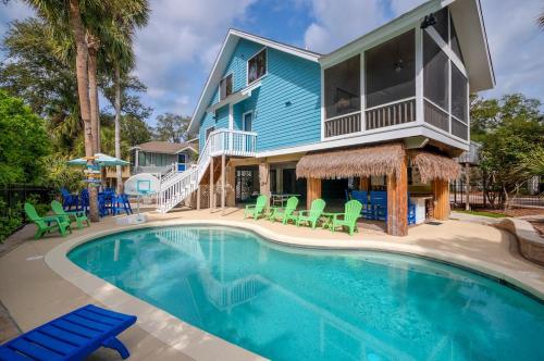 2nd Row 5 Bed 3 and one half Bath Pet Friendly Ocean View Beach House — 4-Star Luxury Hotel in Hilton Head Island, United States