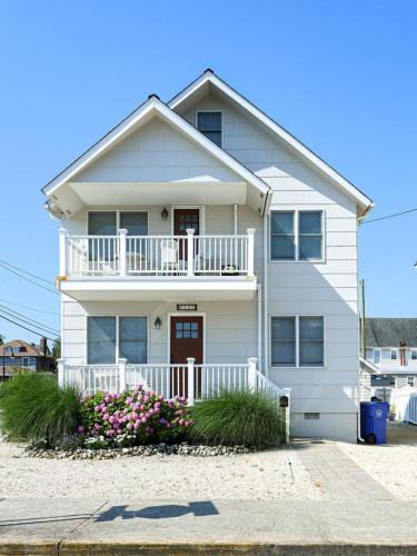 Wifi Outdoor Shower Deck Ocean Side 2Nd Floor Duplex Ocean Side 1St Floor Duplex A Short Walk From The Best Lbi Attractions A Small Park And in Beach Haven, United States