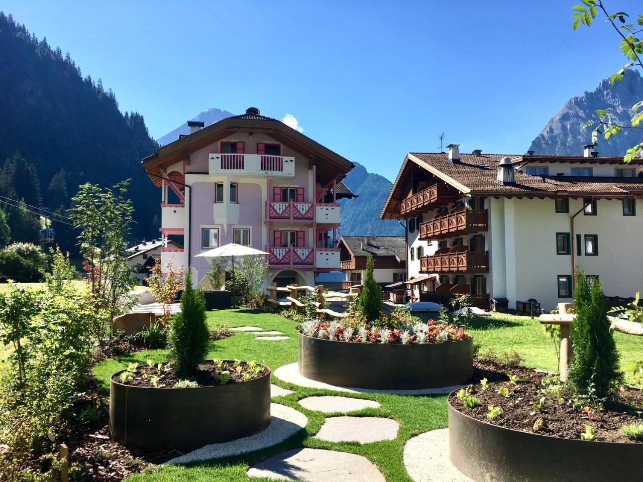 B&B Cèsa Planber Mountain View Ski In Ski Out — 4-Star Luxury Hotel in Canazei, Italy