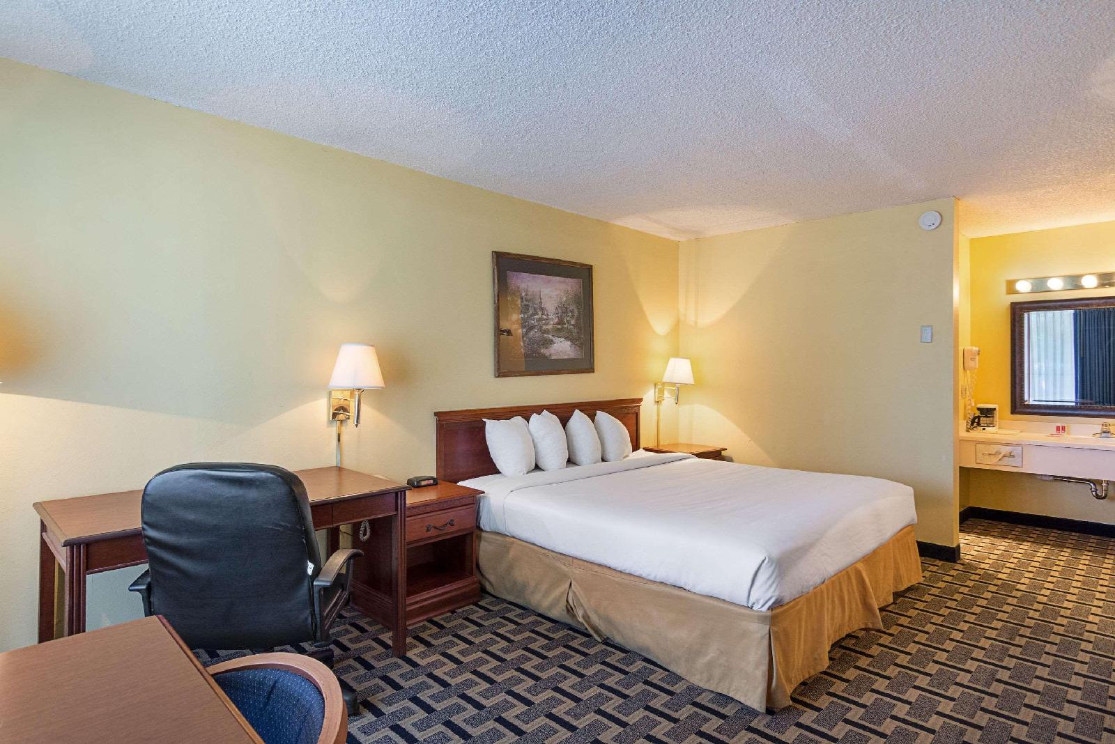 Econo Lodge - photo 14