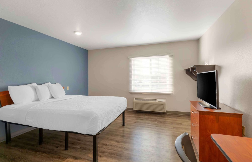 WoodSpring Suites Cleveland Avon - photo 8