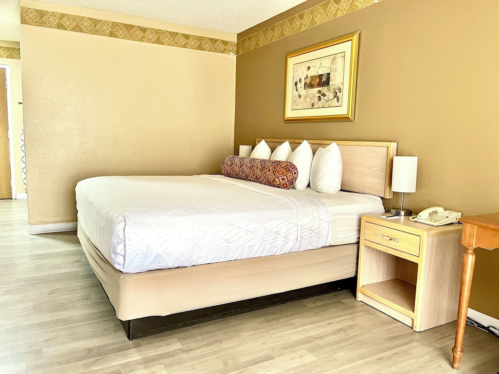Brentwood Inn & Garden - photo 8