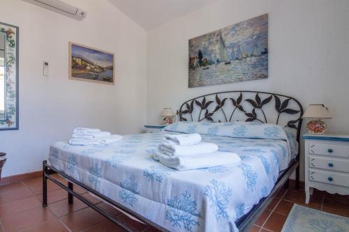 GuestHost Seaside Apartment with Parking — 4-Star Luxury Hotel in Cannigione, Italy