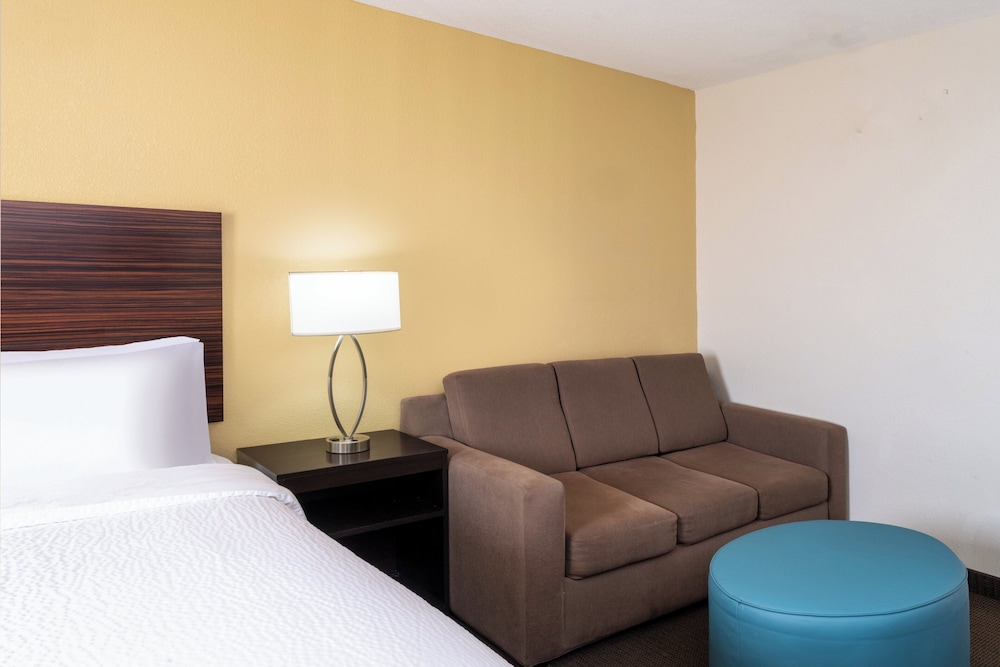 Garner Hotel Clarksville Northeast by IHG - photo 8