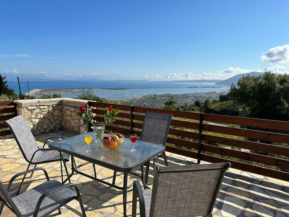 Eris Villa Amazing view In Lefkada — 4-Star Luxury Hotel in Lefkada, Greece