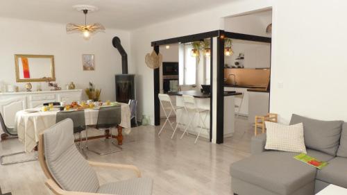Charmante Maison de Vacances Le Bono — 4-Star Luxury Hotel in Le Bono, France
