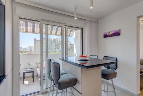 Modern apartment Marija with the balcony and the sea view — 4-Star Luxury Hotel in Split, Croatia