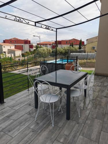 Villa moderne sur les hauteurs d'Aramon — 4-Star Luxury Hotel in Aramon, France