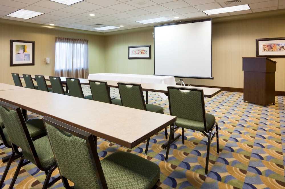 Holiday Inn Express Hotel & Suites Madison Verona by IHG - photo 52