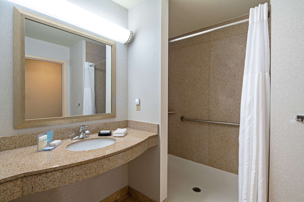 Hampton Inn & Suites Bremerton - photo 27