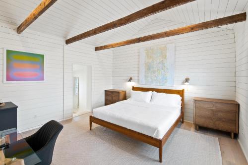 Boutique Room steps from Downtown Mall Rose Jean Room 3 in Charlottesville, United States