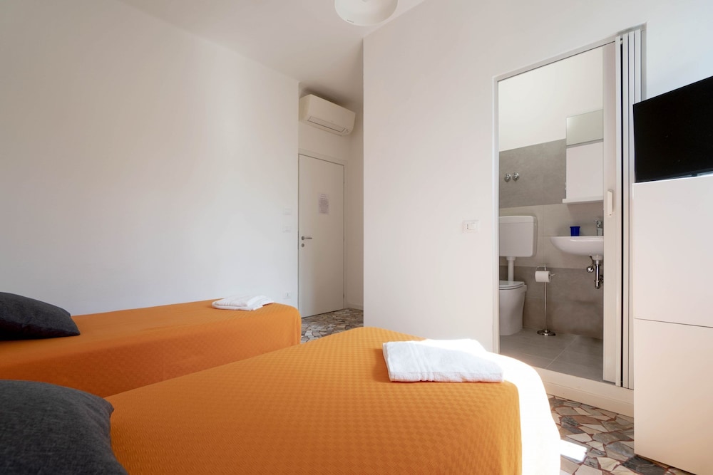 Room charming Guest Room in Frassino wit — hotel in Castel San Pietro Terme