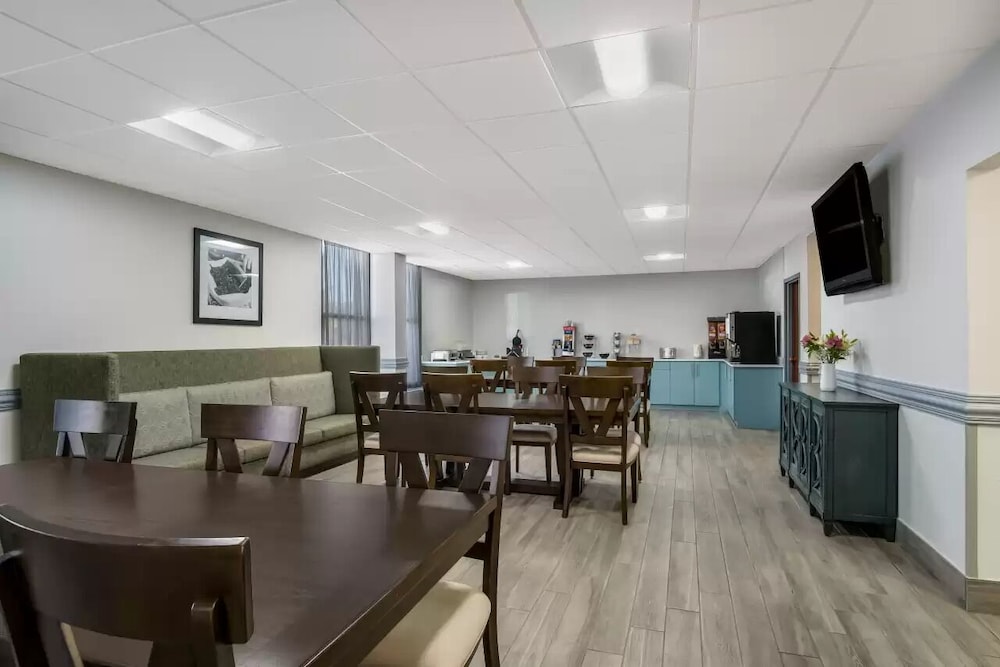 Clarion Inn & Suites Grand Rapids Airport - photo 71