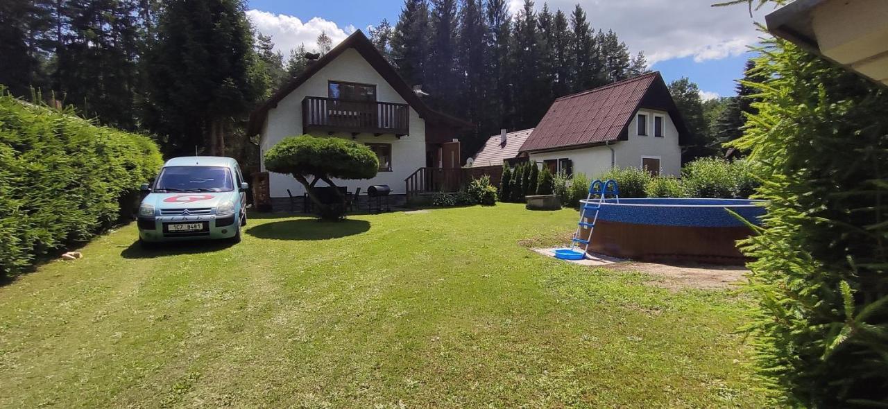 Chata Mareček v lesní osadě u řeky Lužnice in Unknown City, Czech Republic