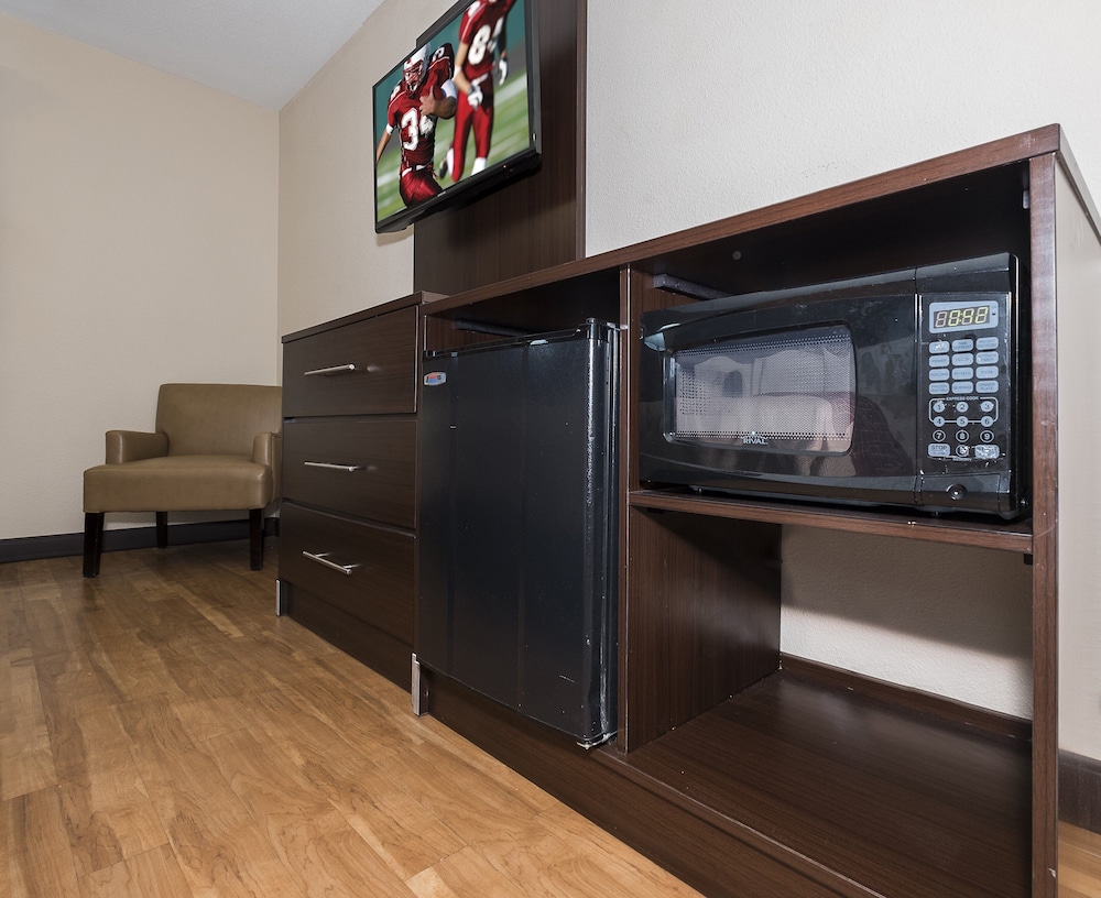 Red Roof Inn Toledo Maumee - photo 17