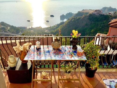 Spacious apartment in Taormina with sea view and balconies — 4-Star Luxury Hotel in Taormina, Italy