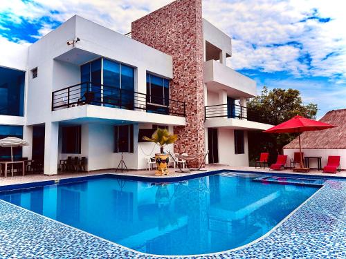 Villa campestre Casa Blanca Full House — 5-Star Luxury Hotel in Agua De Dios, Colombia