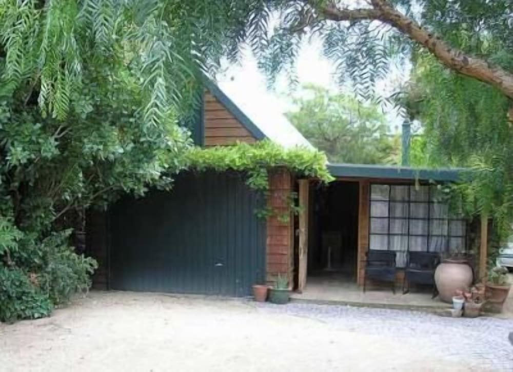 Red Brier Cottage Accommodation — 4-Star Luxury Hotel in Richmond, Australia