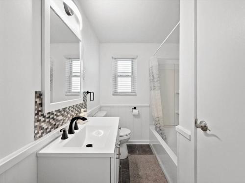 Stylish and Modern 2Bdr Apartment in Millvale Lawrenceville in Pittsburgh, United States