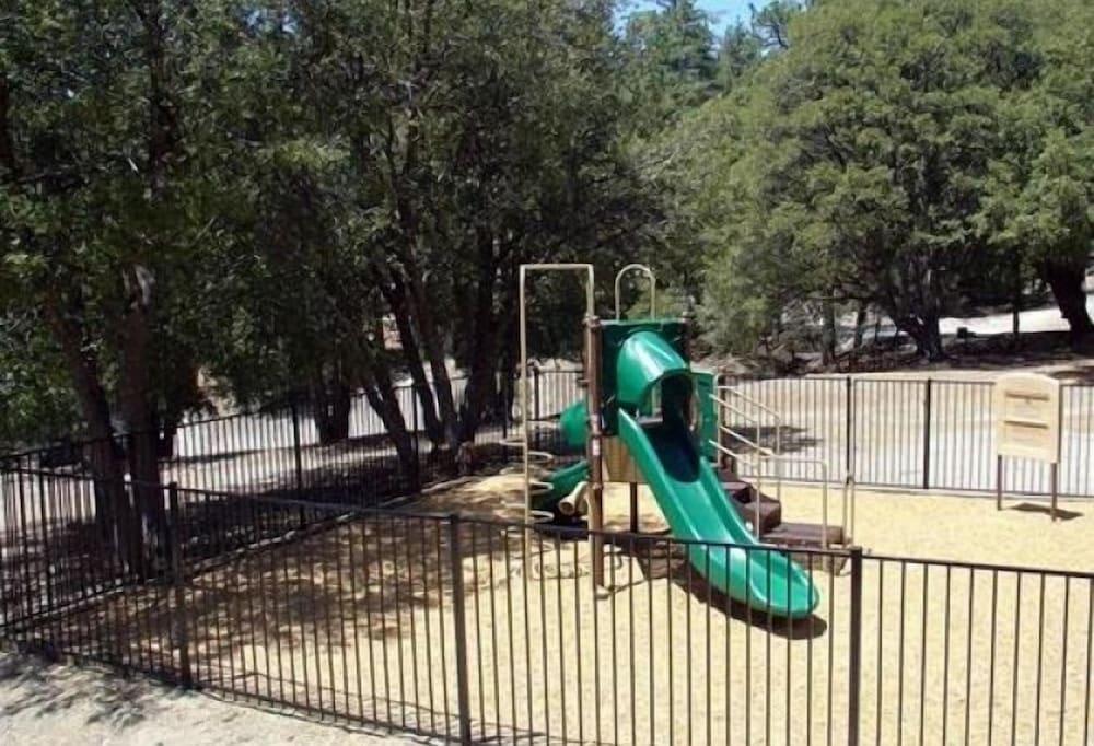 Idyllwild RV Resort Caravan Park - photo 18