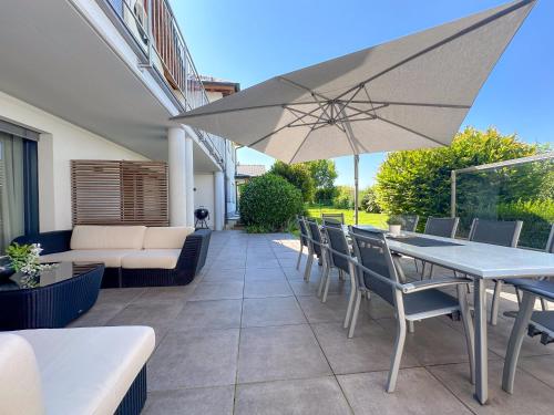 LIEBLINGSPLATZ Premium Apartments Seekirchen elegant countryside shared Poolarea — 4-Star Luxury Hotel in Seekirchen Am Wallersee, Austria