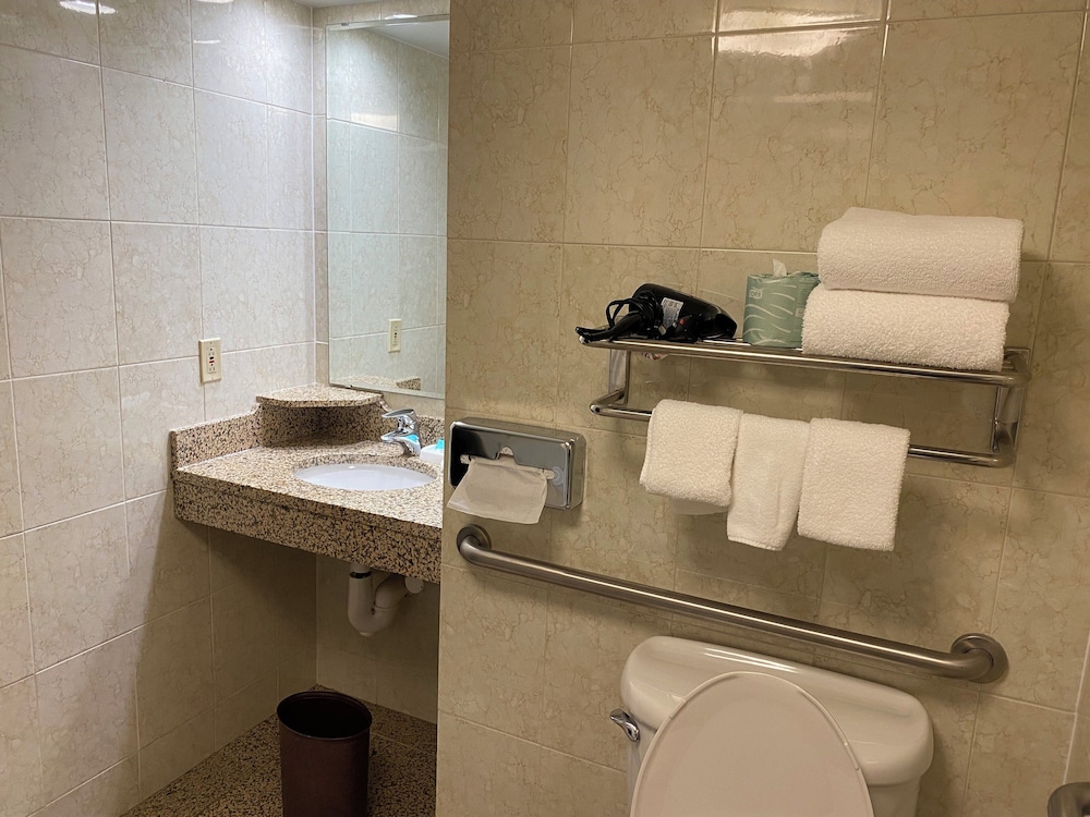 EVEN Hotel Detroit North Troy - photo 10