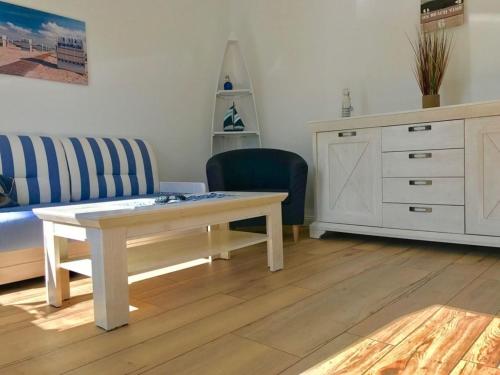 Strandkorb 1 209 in Gromitz, Germany