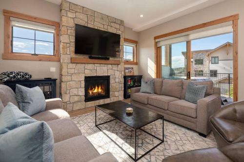 NEW Condo Grand Park W Hot Tub & Mountain View — 4-Star Luxury Hotel in Fraser, United States