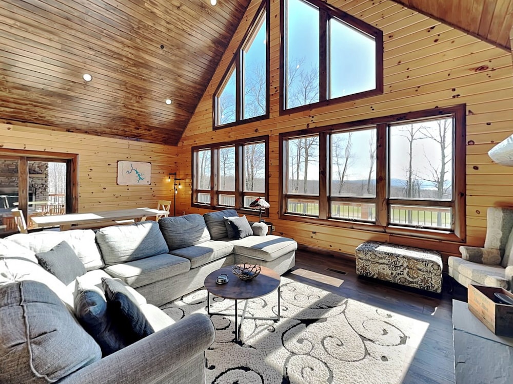 Water & Mountain Retreat in Mchenry, United States